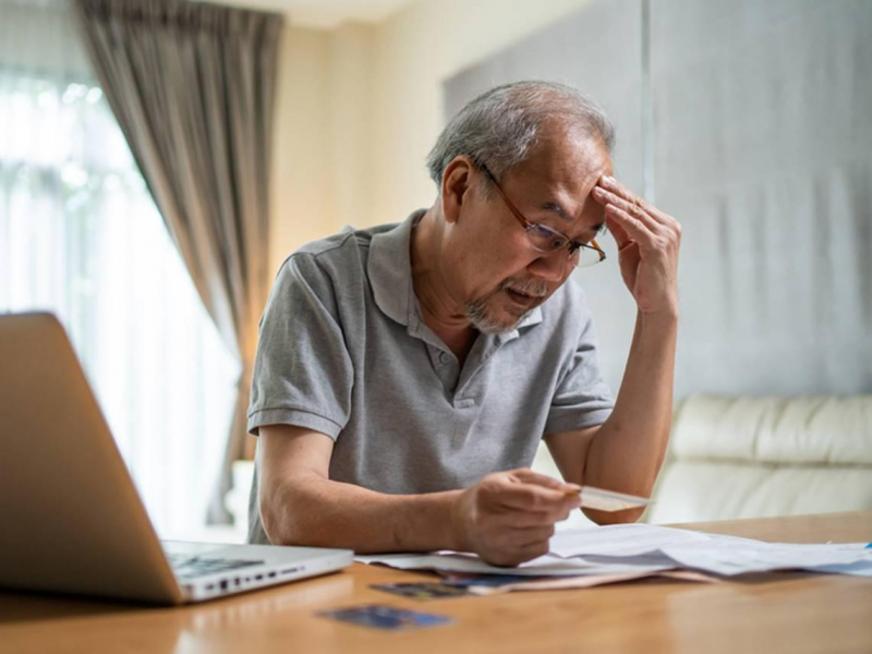 90歲海陸老兵「戶頭只剩1400元」重返超商打工！一輩子沒亂花錢、夫妻年領336萬退休金為何淪下流老人？