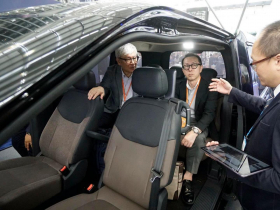 影／沒有B柱的鴻海MODEL A超炫！化身日式計程車「側滑門進出便利」，還有哪些設計打動日本人？