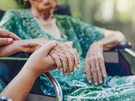 我是不孝子，希望慈母安樂死！長照中風母親15年、76歲ETF達人告白：活著只是為了比家母晚死