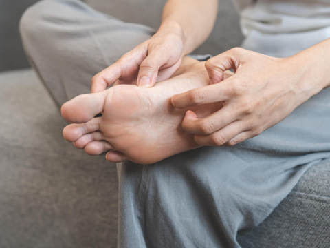 香港腳擦藥好了又復發？腳趾脫皮、水泡、腳臭反覆來…醫揭真相：「少做1件事」每年照樣癢