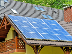 屋頂太陽能不只發電！研究指可助城市降溫0.3°C，台灣又熱又曬的鐵皮屋頂也能發揮降溫效益嗎？