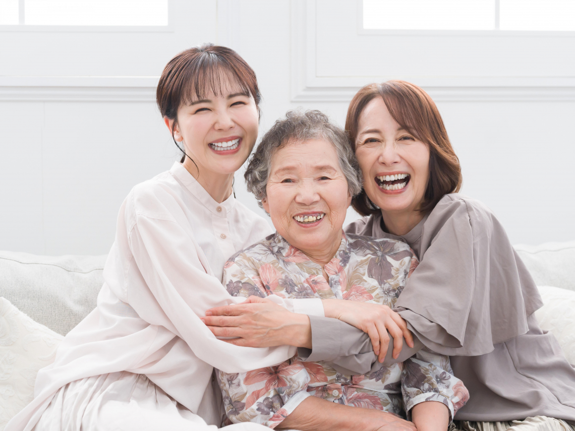 90歲失智外婆掀桌暴走！70歲媽媽被逼到崩潰：只要不用跟在她身旁大吼大叫，我就好像活過來了