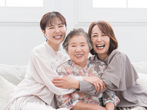 90歲失智外婆掀桌暴走！70歲媽媽被逼到崩潰：只要不用跟在她身旁大吼大叫，我就好像活過來了