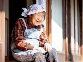 106歲奶奶一個人生活！下田種菜還能做伸展操「頭貼腿」...公開8個健康長壽秘訣：每天早餐都喝「這1碗湯」