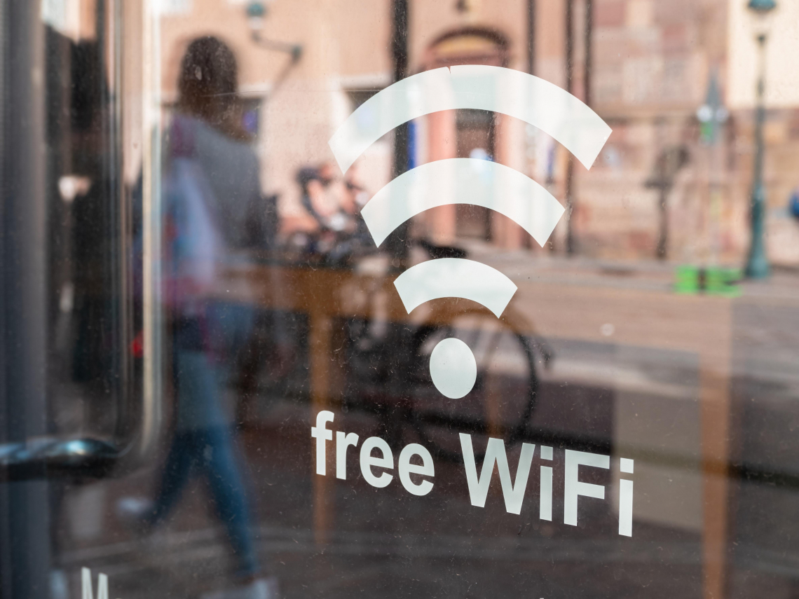 用免費Wi‑Fi注意！假熱點Free、Guest或Official一按錢沒了，雙重驗證也可能破解：6大自保原則快看