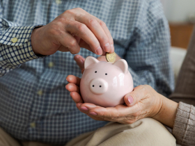 2026敬老卡升級！這縣市1500點全台最高，不只搭捷運公車計程車，還有掛號費、健身房優惠…申請資格、用途一次看
