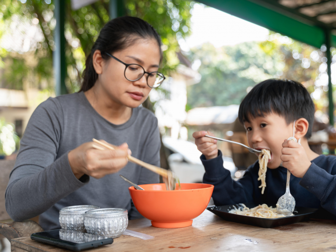窮困童年最期待一碗「雙蛋火腿豪華麵」！送走爸爸後才懂：那不是奢華，是媽媽把苦日子煮成幸福