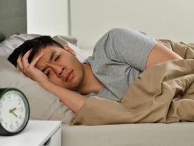 睡不著怎麼辦？他失眠6年，睡沒2小時就醒...醫師揭開4大失眠原因：6招讓自己快速睡著、5分鐘充飽電
