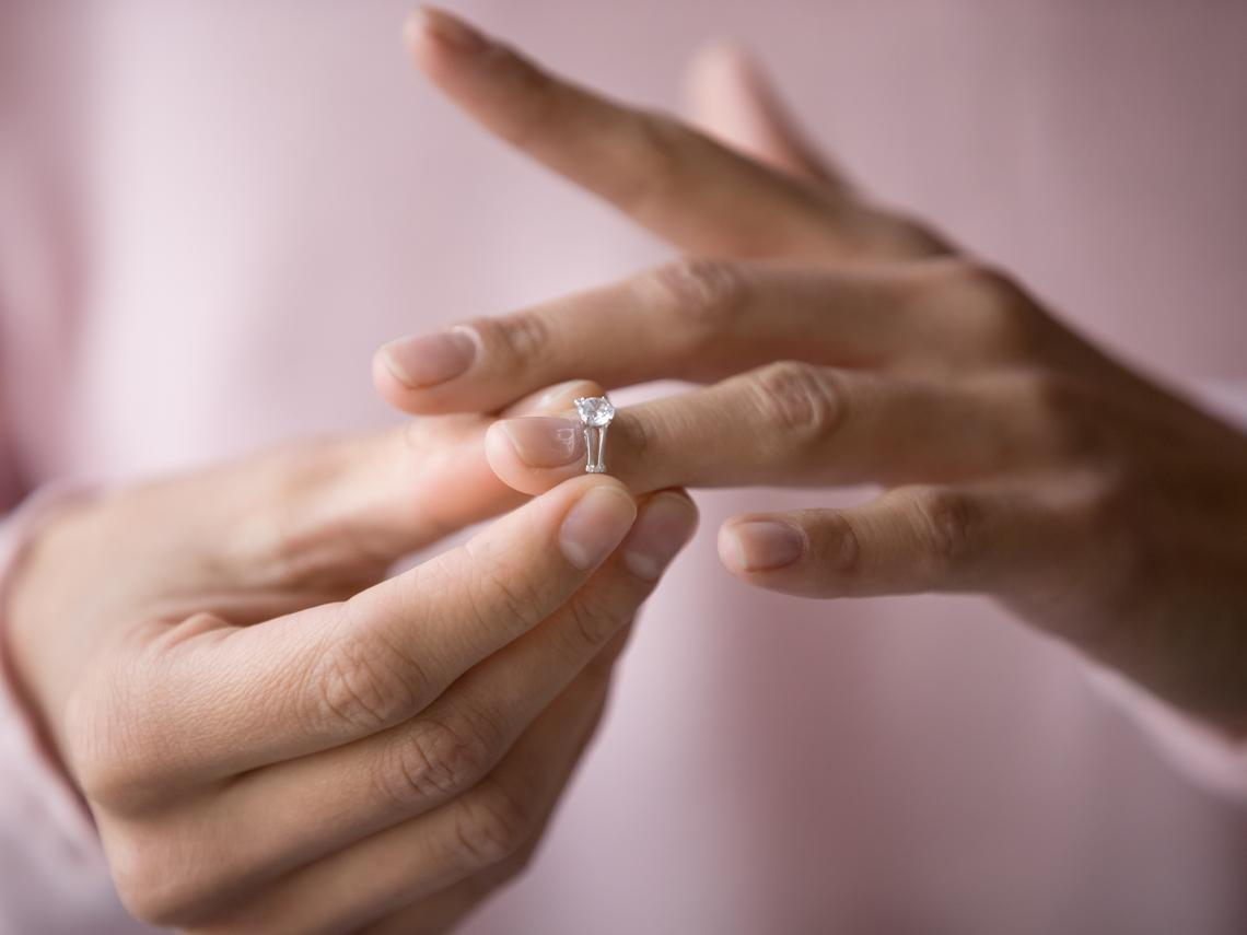 前夫拿走10萬婚戒、還索7年房租！她親歷「鬼故事」嘆：再好的愛情都可能變質，別在婚姻裡賠上金錢