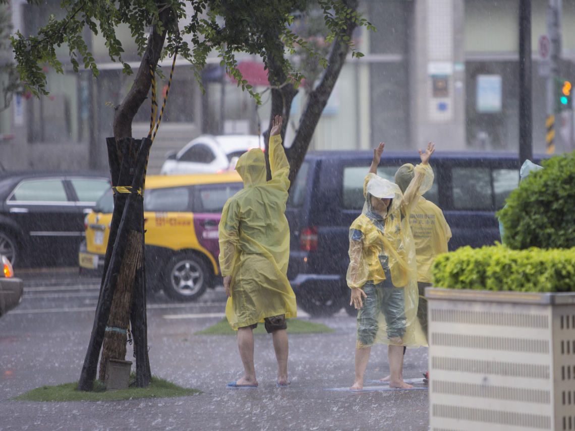 輕便雨衣要丟回收還是一般垃圾？他丟錯收罰單喊「很貴的教訓」...環保局解釋原因、最高罰6千