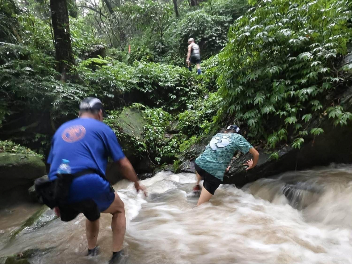 滂沱大雨也擋不住捷兔上山拚搏！赤腳穿越溪谷伴隨隆隆雷聲，謝金河：雨中即景更令人深刻