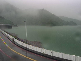 豪雨狂灌中南部，曾文水庫蓄水率有望叩關九成！寶山水庫、鯉魚潭水庫滿到洩洪…最新水情一次看
