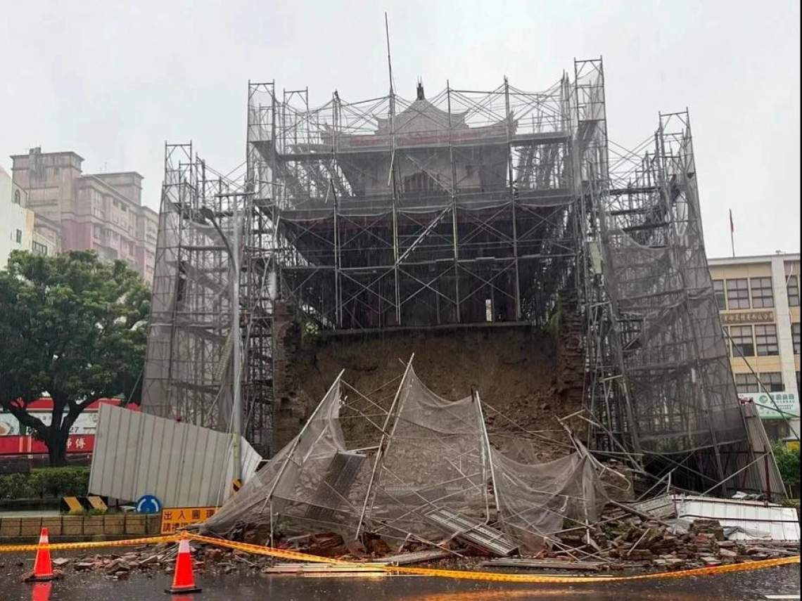 影／台南東門城倒塌！單日400毫米雨量沖垮國定古蹟、在地人驚：雨下到大東門牆倒太可怕…台南車站也淹水