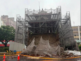 影／台南東門城倒塌！單日400毫米雨量沖垮國定古蹟、在地人驚：雨下到大東門牆倒太可怕…台南車站也淹水