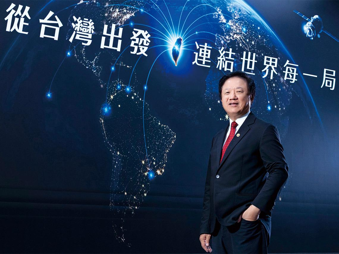 公司化三十年  外部爭取企業客戶  內部汰舊簡化  百場溝通會翻轉思惟  中華電搭上AI商機