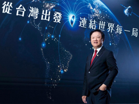 公司化三十年  外部爭取企業客戶  內部汰舊簡化  百場溝通會翻轉思惟  中華電搭上AI商機