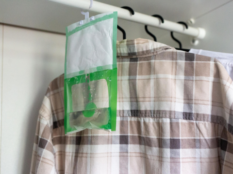除濕盒水滿怎處理？可以直接倒水槽嗎？專家教正確作法，加碼除濕劑3大擺放位置：濕氣吸收更均勻