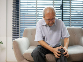 久坐比爬樓梯更傷膝蓋？全台最難掛號名醫揭「膝蓋最怕這3件事」：坐著就能做、3個動作預防膝關節退化