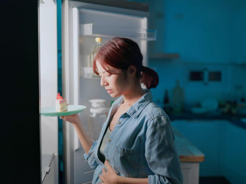 熬夜肚子餓，哪些「宵夜」可以吃？胃腸科醫師推薦6食物：掌握1關鍵，防半夜被「胃酸逆流」叫醒