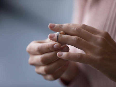 陳幸妤30歲就想離婚，卻因長輩一句話吞忍20年！心理師：「勸和、勸離」都越界，做3件事陪伴就夠了