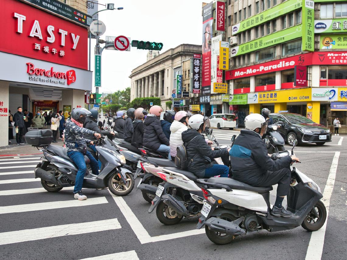機車停待轉區竟挨罰1800元，網看理由傻眼「要用飛的」？紅燈熄火用牽也違規？2大常見紅單地雷一次看