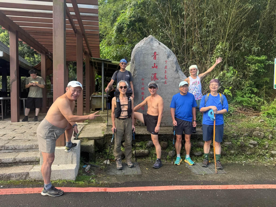 封閉兩年後重啟，謝金河攀青山瀑布「比吹冷氣還冷」！途經阡陌梯田，驚嘆百年山徑之美