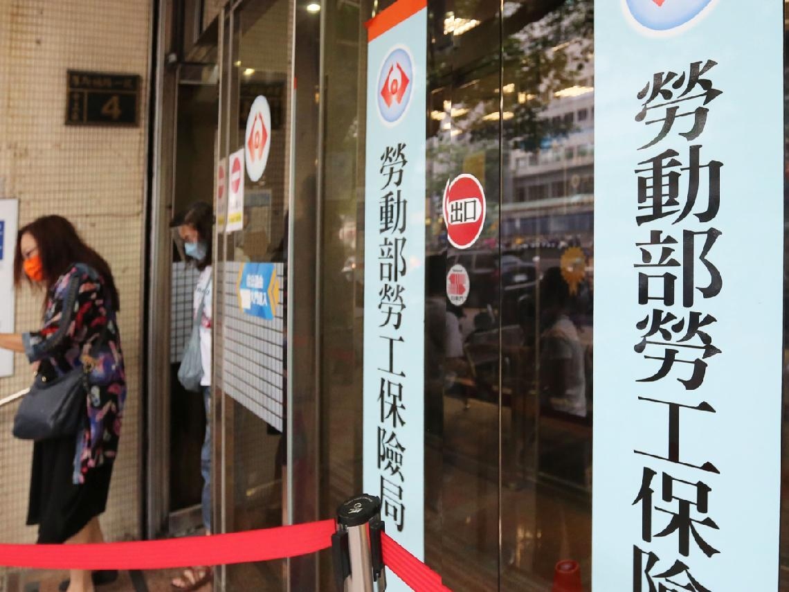 50歲被迫離職，勞保該繼續繳？還不符合「老年給付資格」怎辦？該轉國保？達人拆解2情況：退休金差很大 