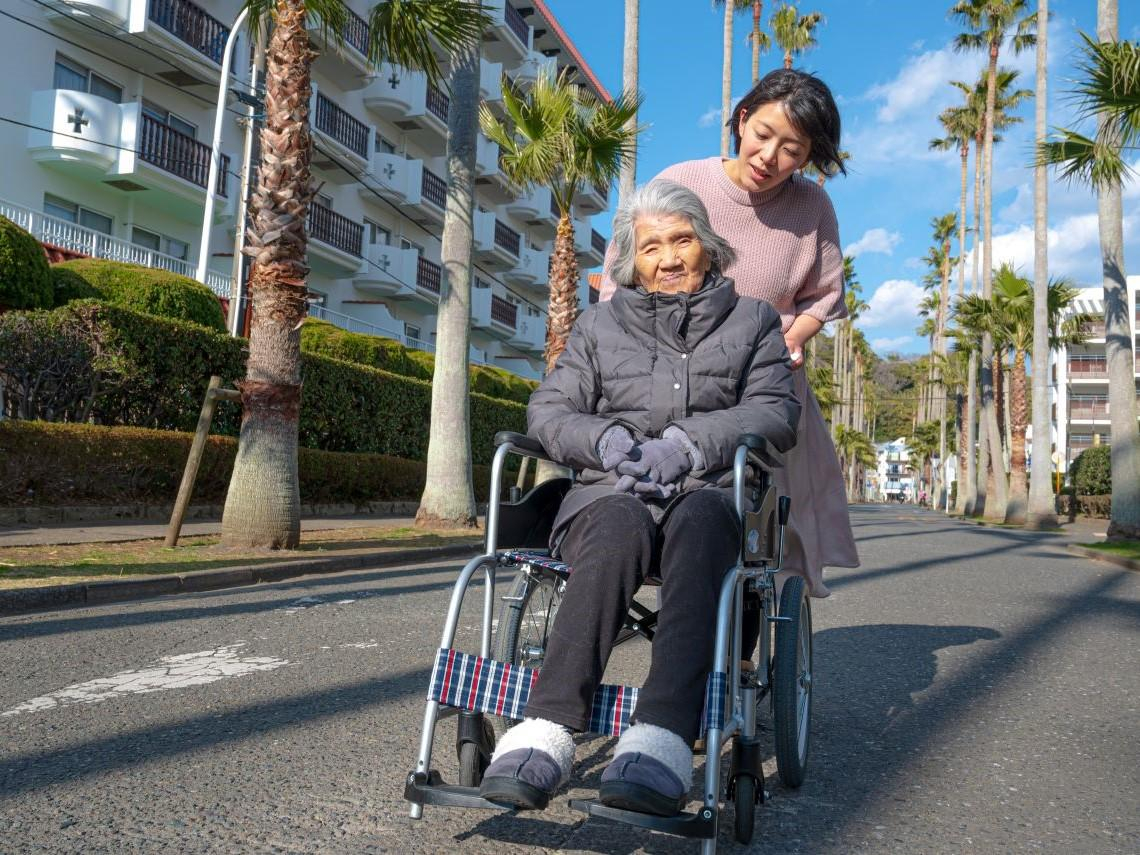 孩子住院、失智母也要顧！3寶爸嘆「夫妻輪班還是不夠」：育兒不能只靠發錢，照顧不該沒有後路