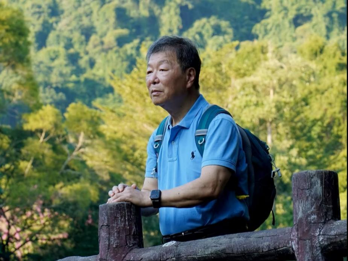 發明「愛的鼓勵」卻罹巴金森氏症！退休教授靠「健身＋登山」抗病9年：走出來，生命才有新風景