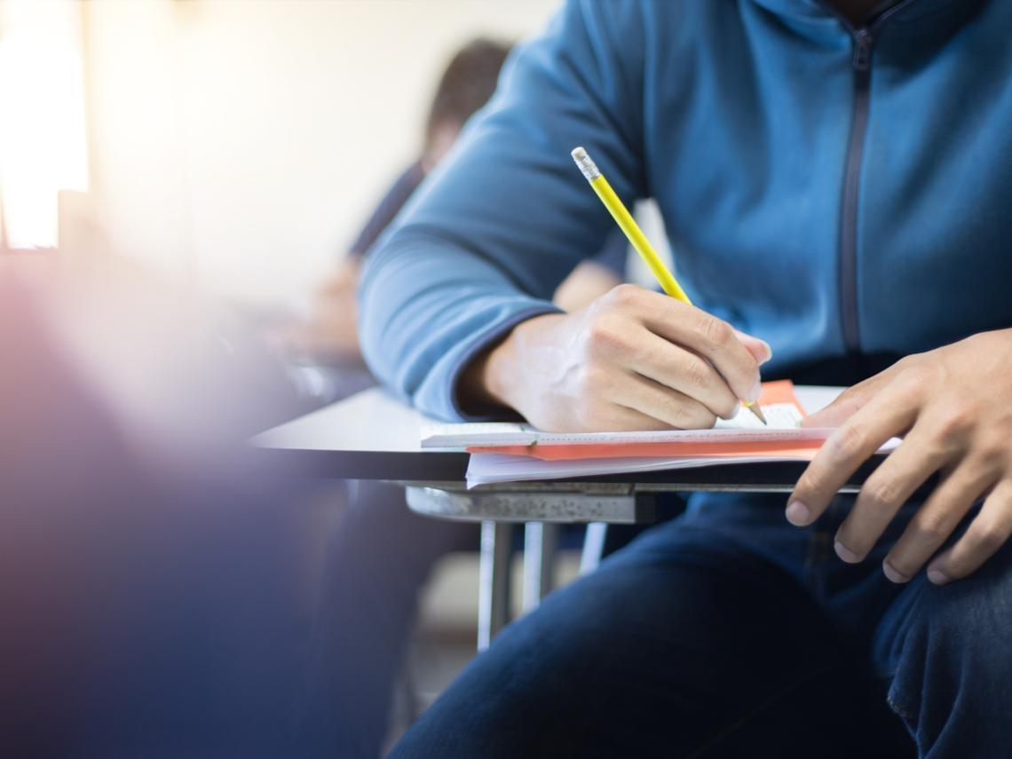 大學只讀1天休學！他被收1萬8學費自嘲「體驗價很盤」，校方回應：可提供詳細計算...退費標準一表看