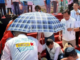 直擊／張啓楷競總成立驚魂！國民黨嘉市主委昏倒摔舞台、急送醫檢查，鄭麗文柯文哲同場助陣全嚇到