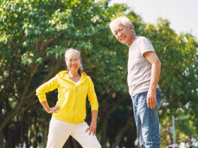 每天「多動5分鐘」顧心又護腦！不用上健身房，權威醫揭「5個日常活動」助大腦抗老：快走、爬樓梯就有效