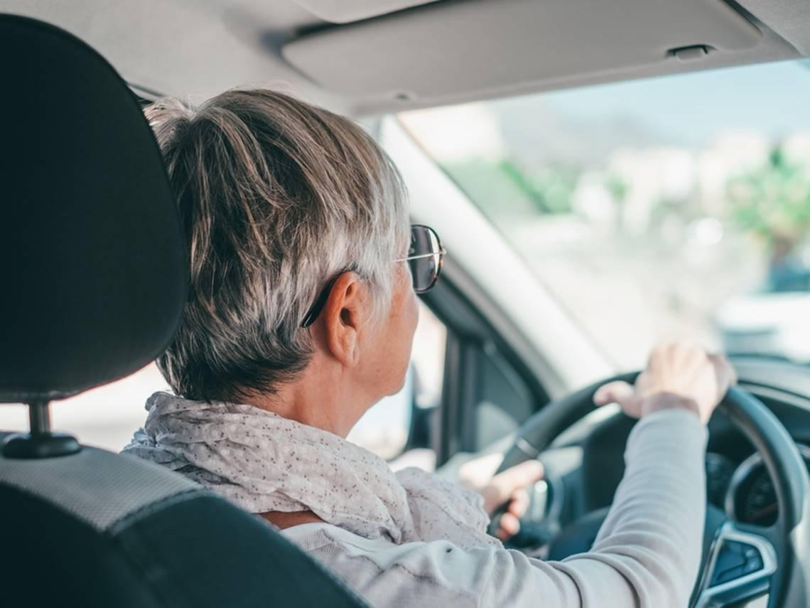 84歲護理師不敢退休！假日兼開Uber後悔「心情好就買車、刷爆信用卡」：別等老了才存退休金，年輕就要準備