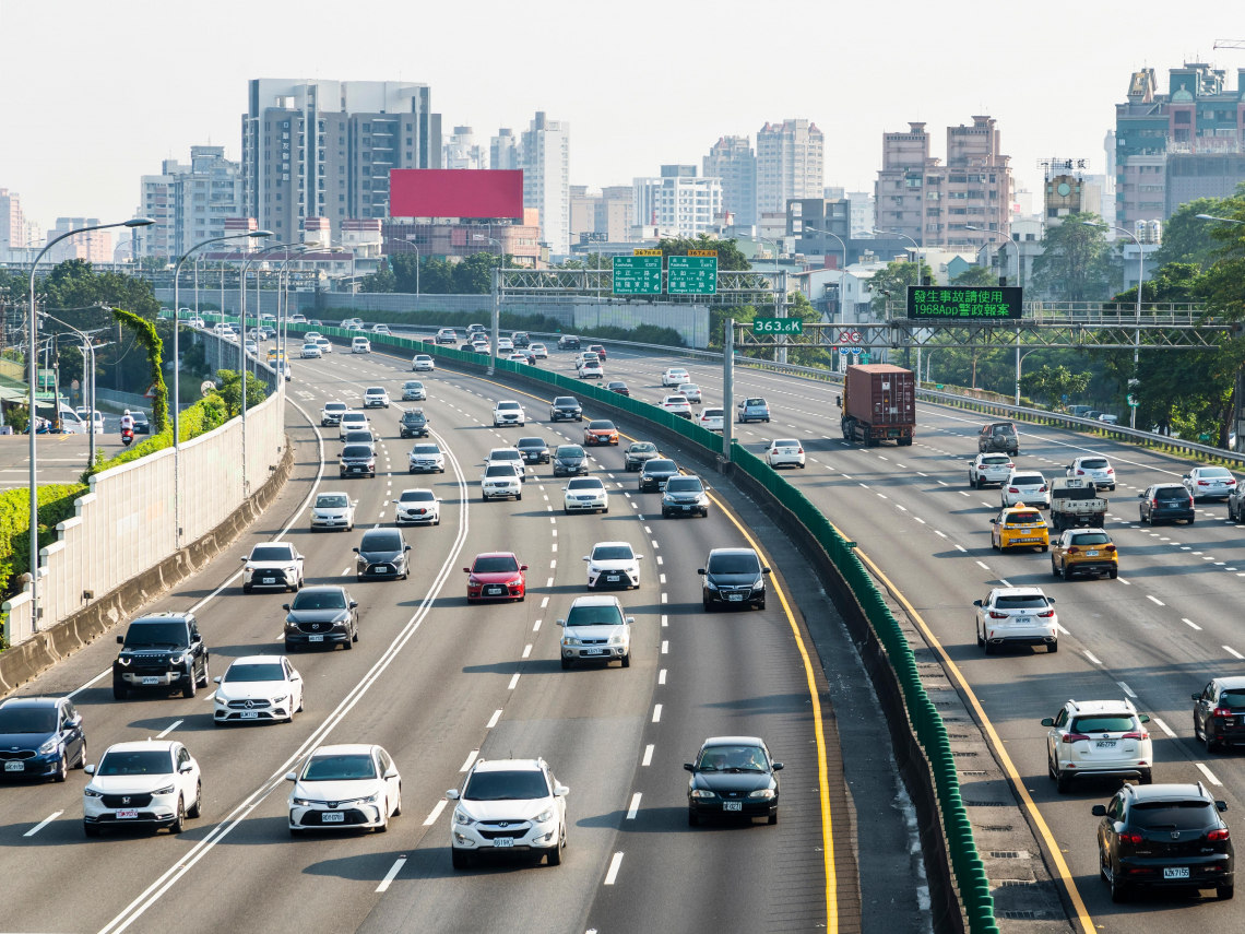 2026國慶交通疏運》國道省道怎麼開不塞車？哪幾天高乘載？高鐵台鐵加開、客運85折…交通攻略整理包