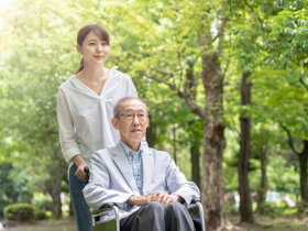 媳婦照顧失智公公，婆婆逢人就誇「好賢慧」！35年醫師揭殘酷真相：別用稱讚逼她扛長照，當成「免費勞力」