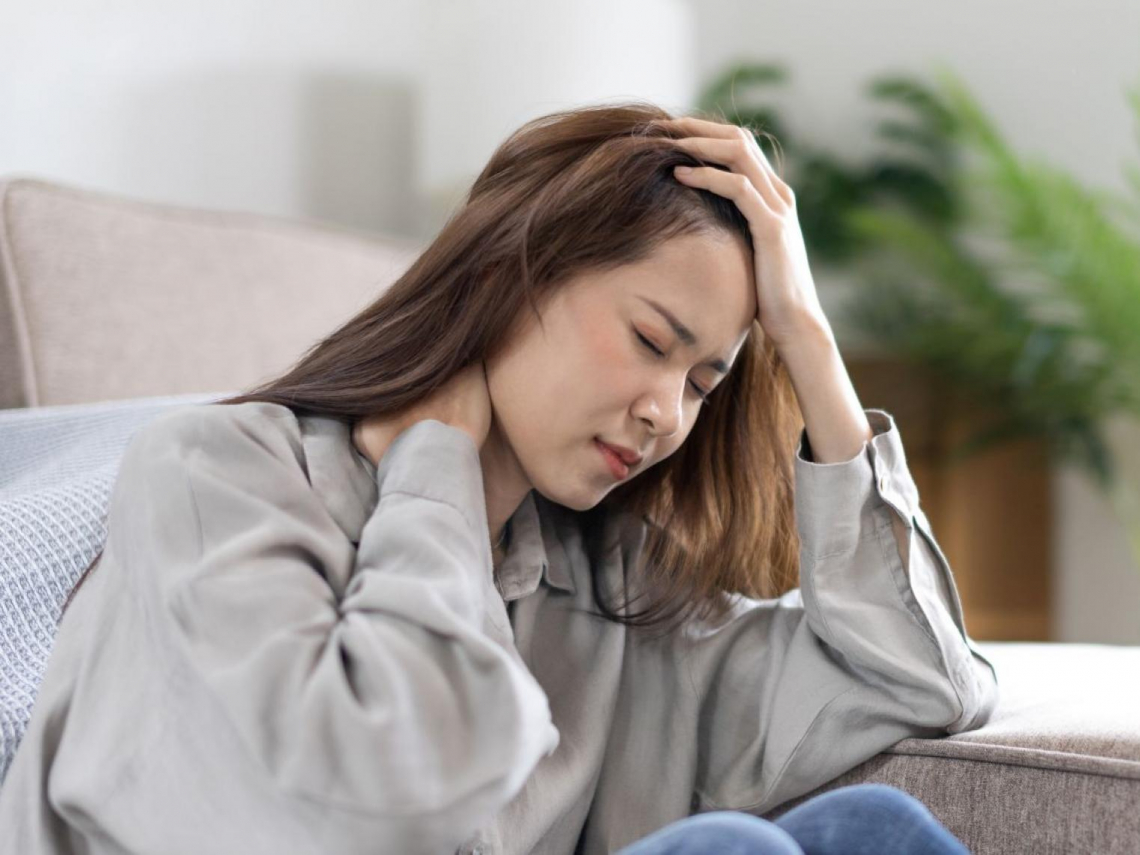 口乾、疲倦、關節痛只是更年期？40後女性當心「乾燥症」！醫揭「免疫失控」釀危機，恐侵犯肺腎內臟