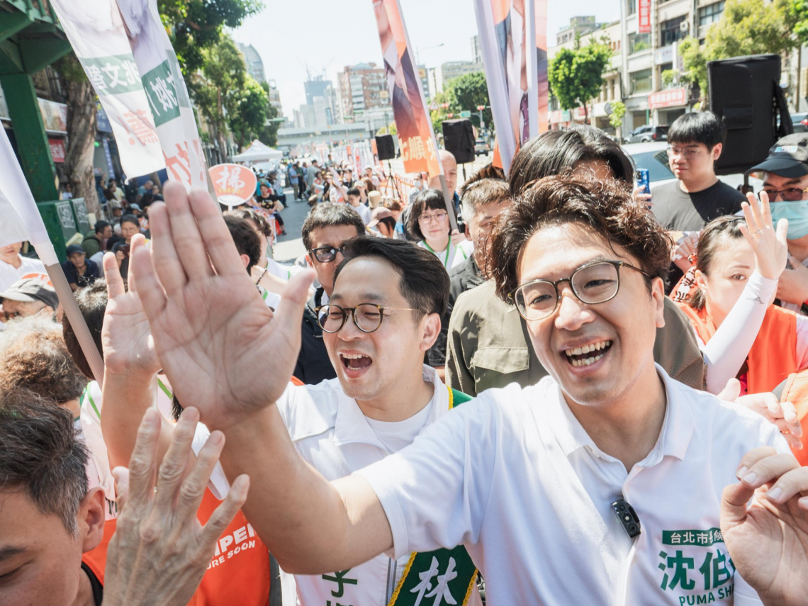 影／沈伯洋競選總部6萬人同嗨！蔡康永「藍到出汁」現身、名導喊能力好蔣萬安10倍，前市府官員：他是良藥