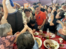 與蔣萬安碰頭1分鐘談了什麼？沈伯洋當面下戰帖喊「至少4場辯論」…首場辯論有譜？蔣競辦回應了