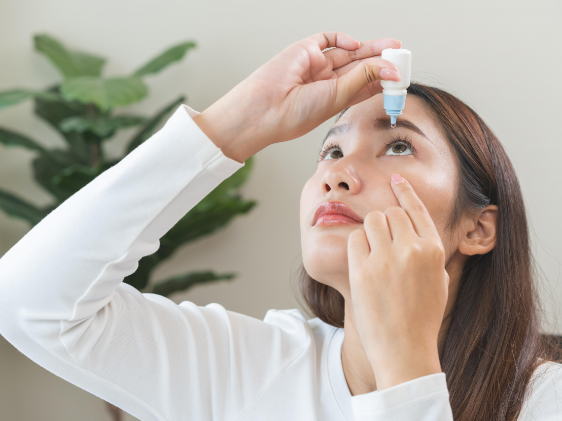 以為只是乾眼症？眼睛乾澀狂點人工淚液沒用，醫揭「眼睛著火」4警訊：拖久恐失明