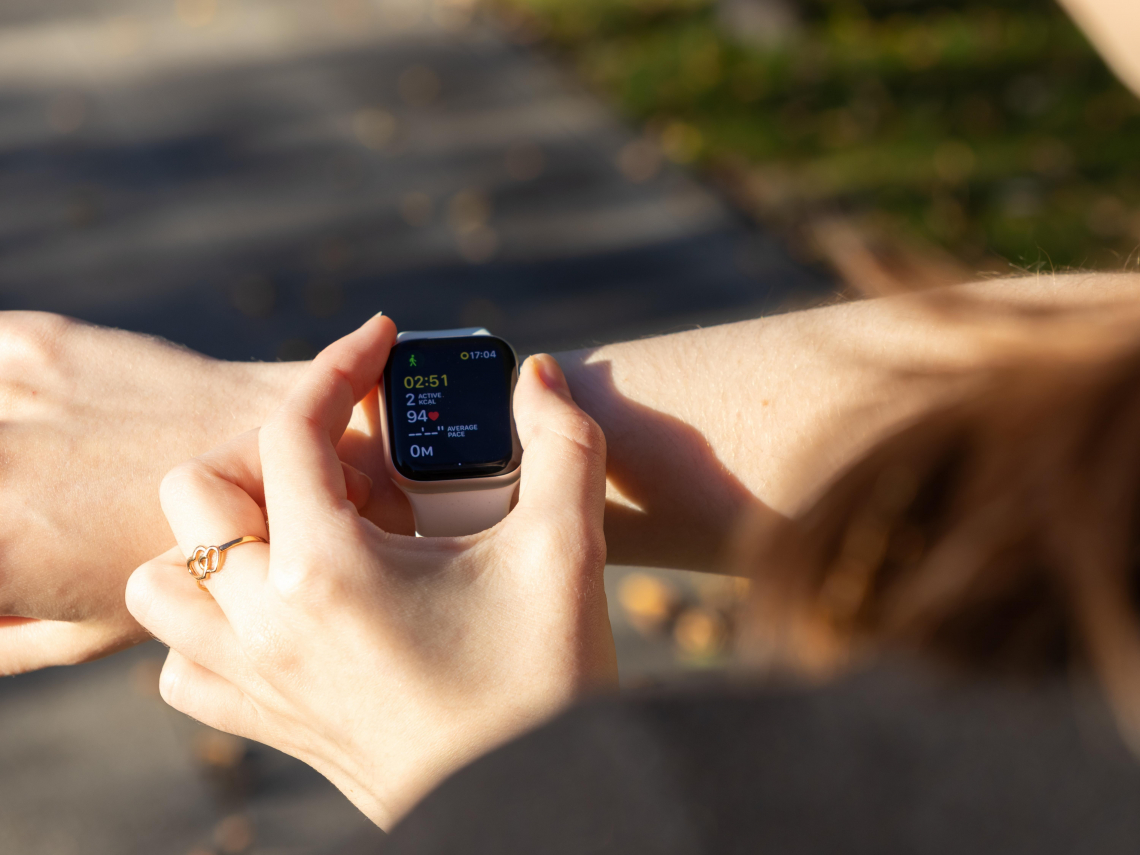Apple Watch原來需要洗？他戴1年多錶背掉漆…能用肥皂洗嗎？蘋果官方4步驟教戰：沒做恐影響感測功能