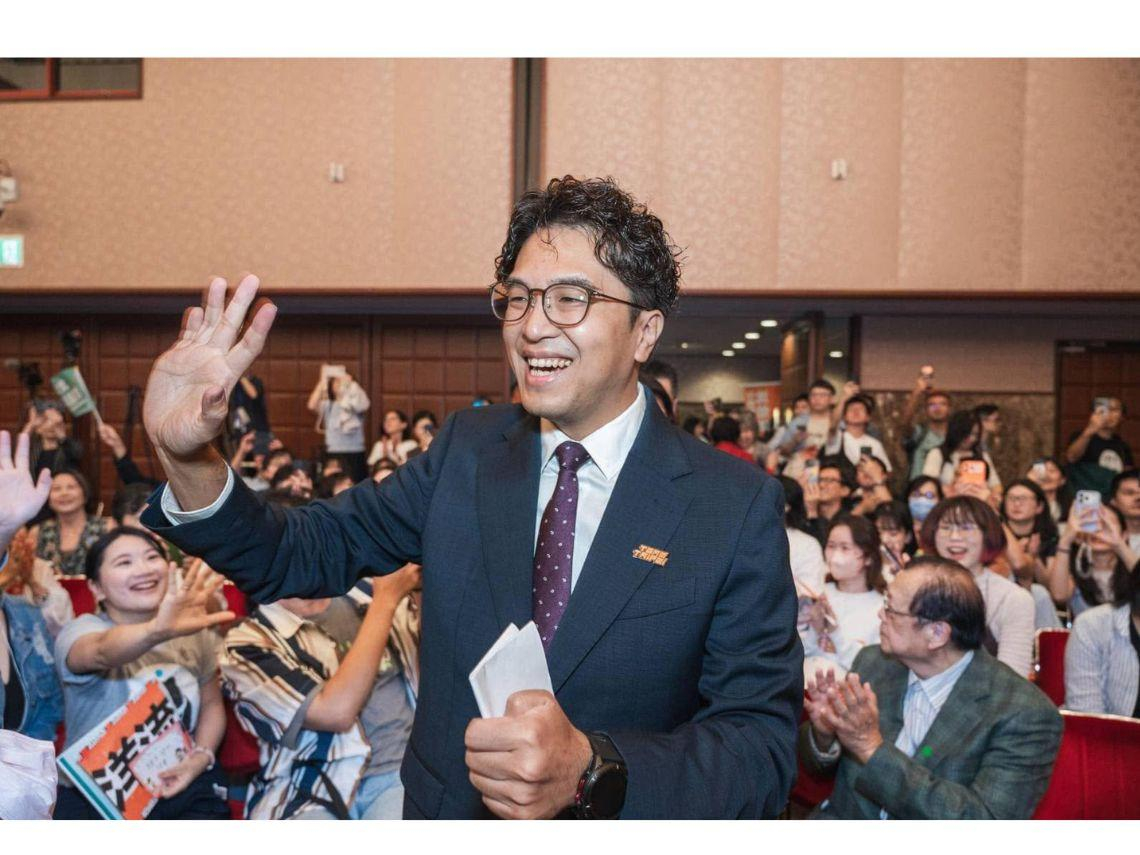 沈伯洋自曝求學時期「曾拿椅子砸人、滿嘴髒話」…是學霸也是老師眼中頭痛人物，如何變得脾氣溫和？