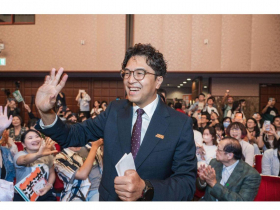 沈伯洋自曝求學時期「曾拿椅子砸人、滿嘴髒話」…是學霸也是老師眼中頭痛人物，如何變得脾氣溫和？