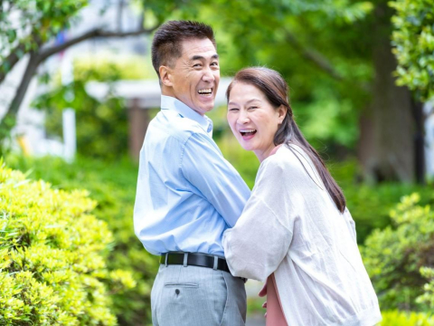等老公陪散步、等孩子打電話回家…誰懂熟齡女性的委屈？心理師：別再等別人猜，學會把需要說出口