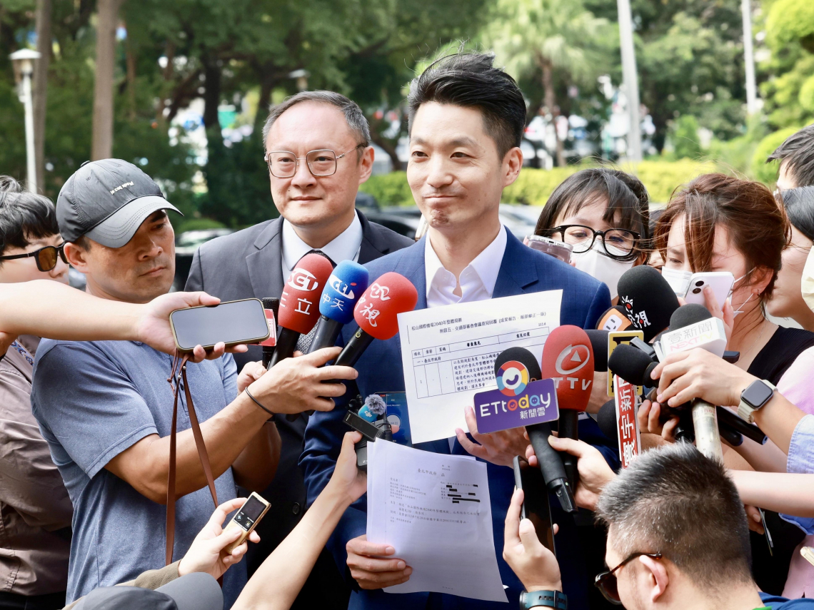 松山機場遷移攻防戰！蔣萬安親赴行政院會亮公文，政院：北市四年未提計畫，卓榮泰要求補資料