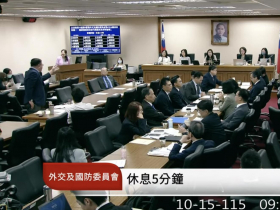 徐巧芯立院突襲改休息1小時藍綠互嗆，為啥沈伯洋在一旁笑？趙少康二訪撲馬，引爆藍營痛罵「綠少康」