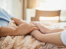 80歲癌末爺爺「找不到血管打針」，子女卻堅持治療！「我就快死了」只求順其自然地走…醫：尊重父母心願也是孝順