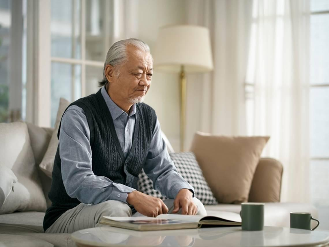 「等退休再去玩」一拖4年！撐到69歲多賺196萬，妻子、老友卻都走不動了...他後悔：65歲退休會更好？
