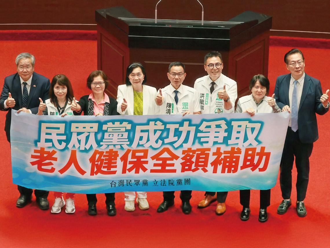 65歲以上免健保費背後代價！中低收入戶假牙、人工水晶體補助沒了？立院搶發老人紅包，為何反釀弱勢醫療大洞？