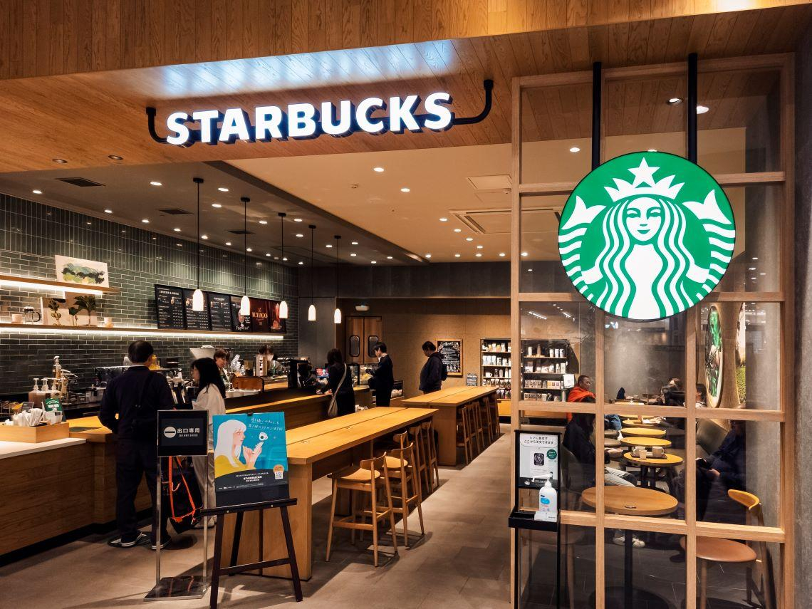 75歲退役飛官轉行星巴克店員！曾開38年戰鬥機，靠「空戰直覺」擄獲客心：享受成就感，目標做到90歲