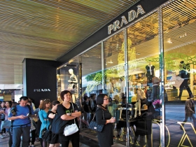 中國市場衰退、美國電商崛起……種種利空襲擊 PRADA重跌  全球精品業寒冬來了